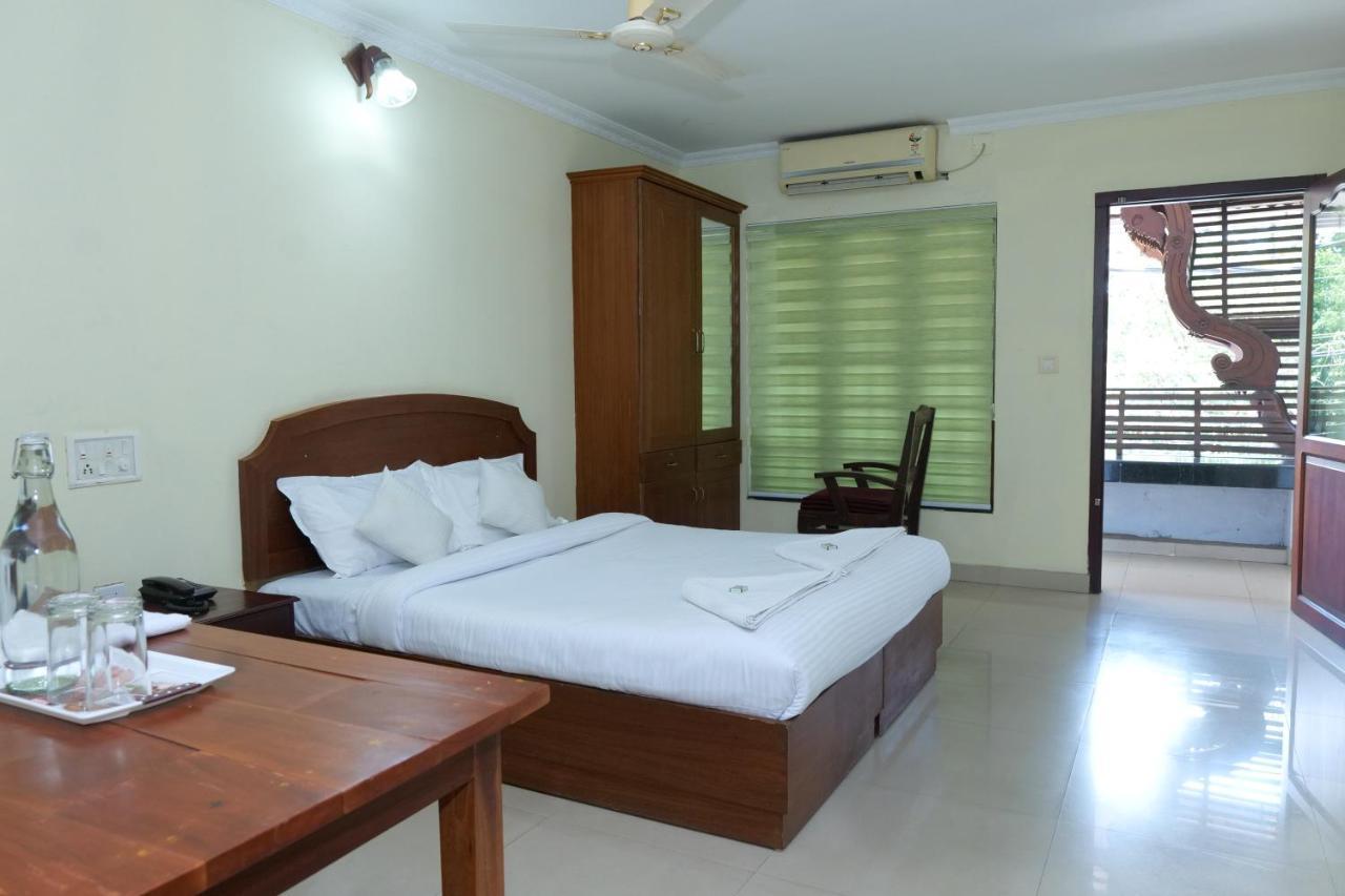 Hotel Lumiere Alappuzha Экстерьер фото