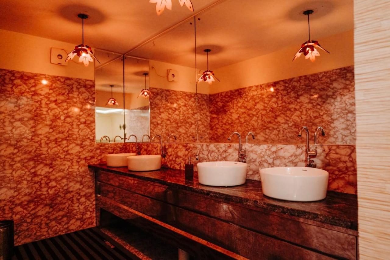 Hotel Lumiere Alappuzha Экстерьер фото